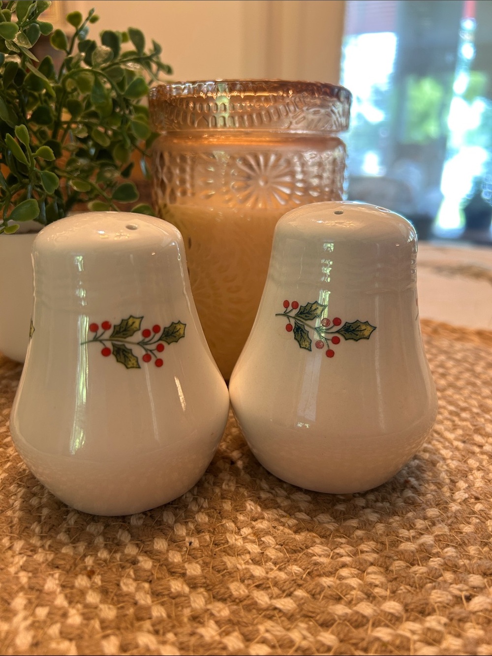 International Tableworks Christmas Ribbons
Salt & Pepper Shaker Set - White